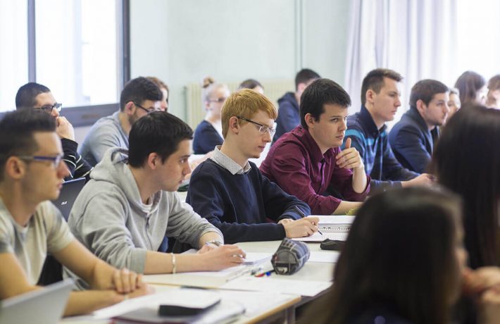 Etudiant du Groupe Saint Jean en salle de cours à Rennes